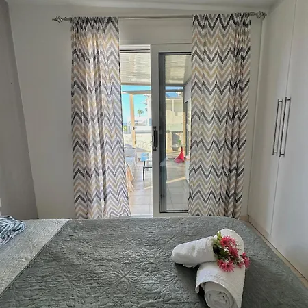 Connie's Sea Side 2b העיירה קוס